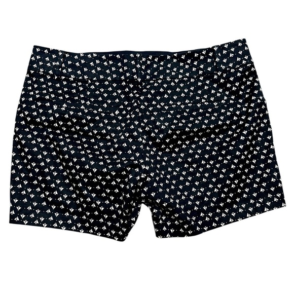 Ann Taylor Pants - Ann Taylor Nautical Sailboat City Shorts women’s size 6 VGUC navy blue/white